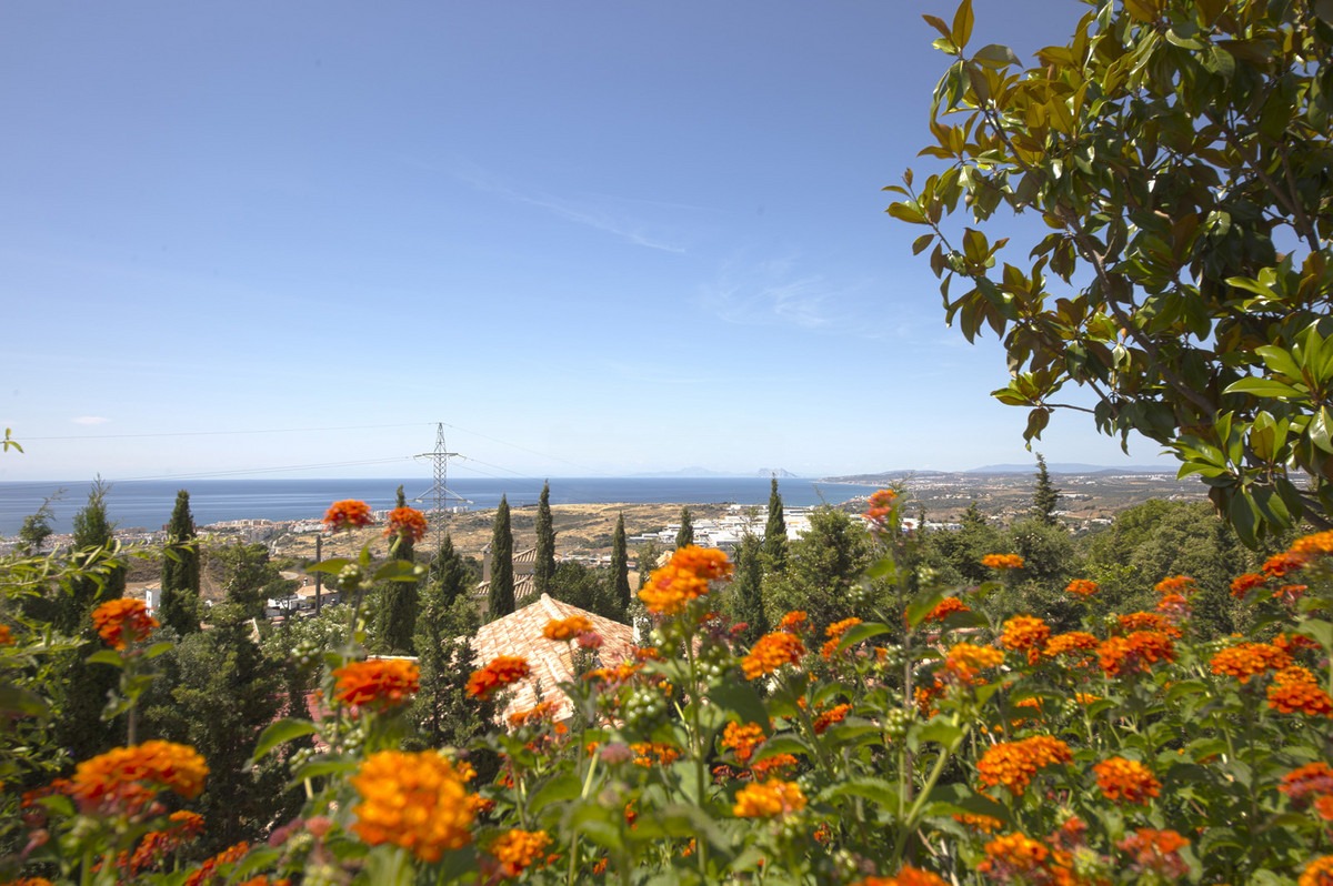 Detached Villa in Estepona — photo 1 of 28