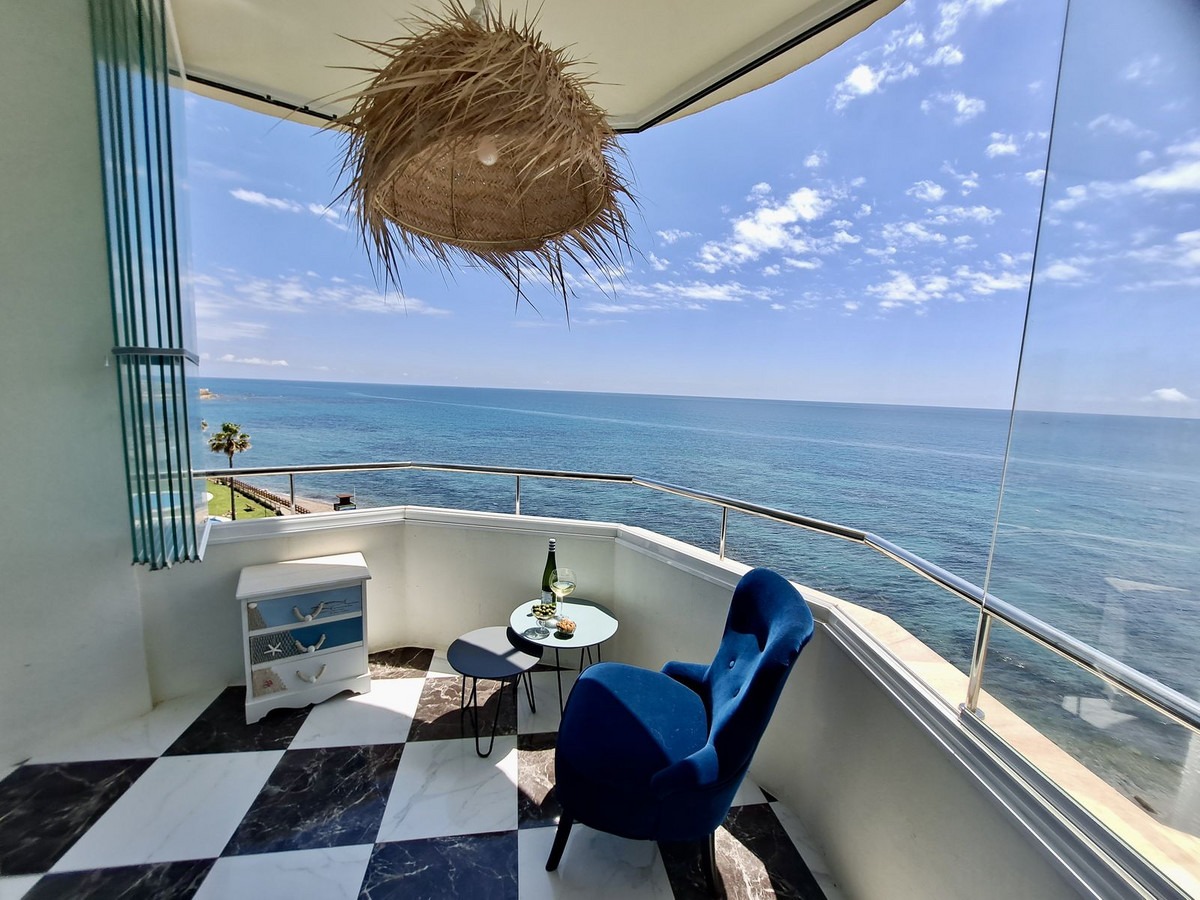 Middle Floor Apartment in Calahonda — photo 1 of 17