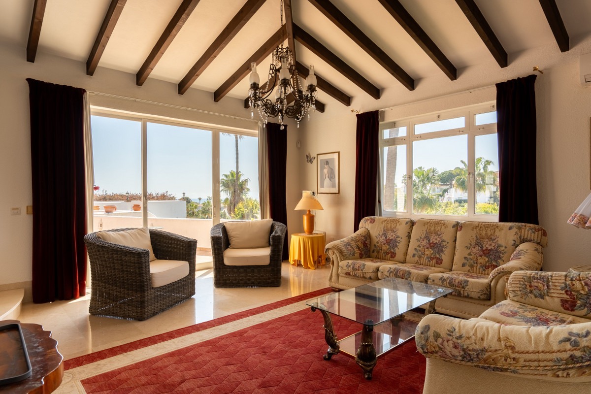 Detached Villa in Calahonda — photo 1 of 39