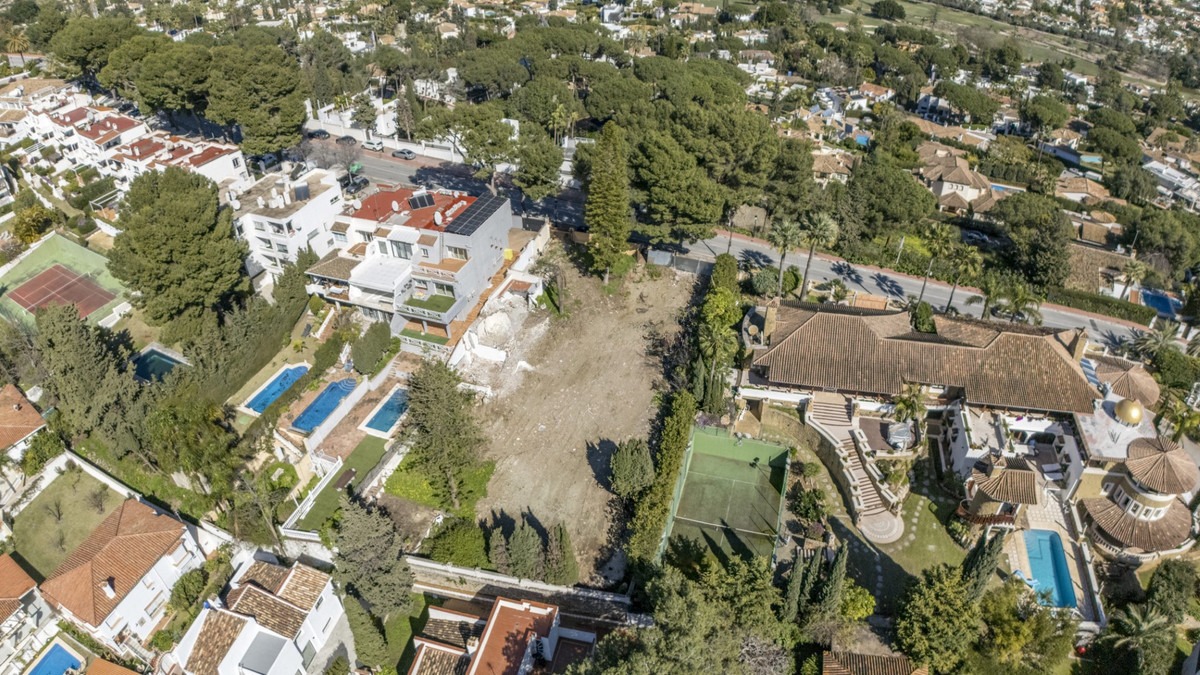 Land in Nueva Andalucía — photo 1 of 15