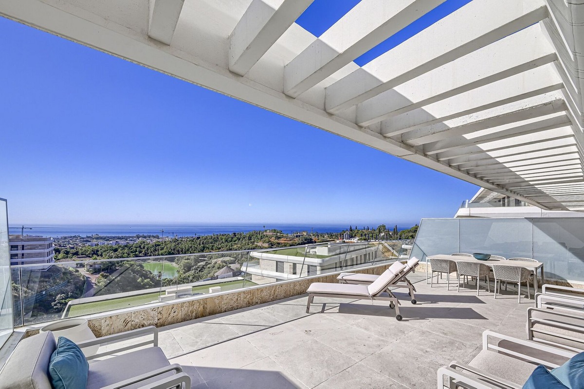 Middle Floor Apartment in Estepona — photo 1 of 39