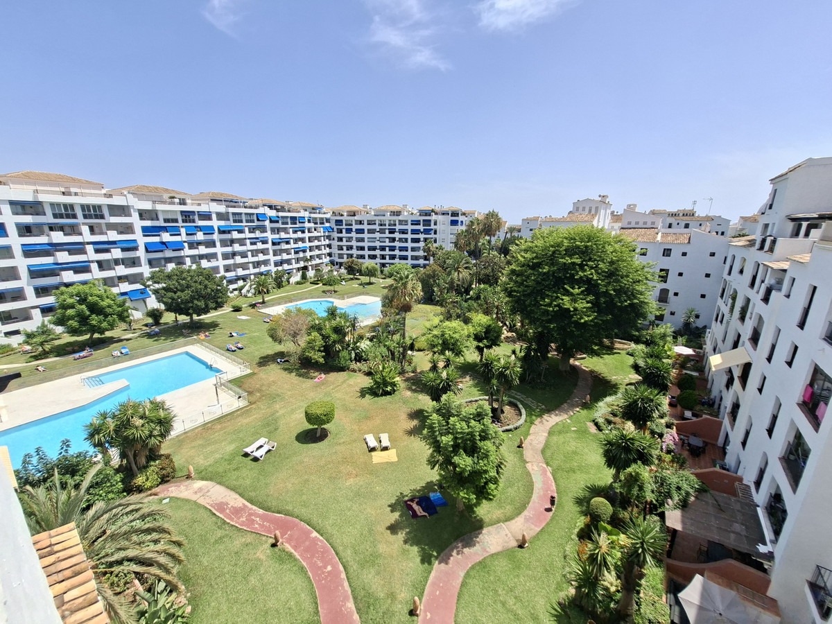 Penthouse in Puerto Banús — photo 1 of 35