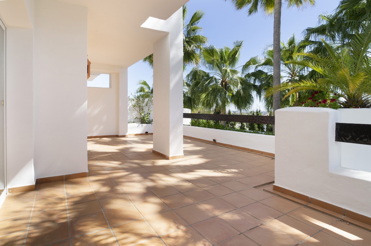 Middle Floor Apartment in Nueva Andalucía — photo 1 of 21