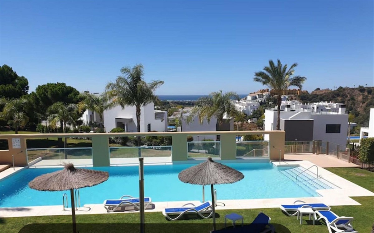 Middle Floor Apartment in Estepona — photo 1 of 31