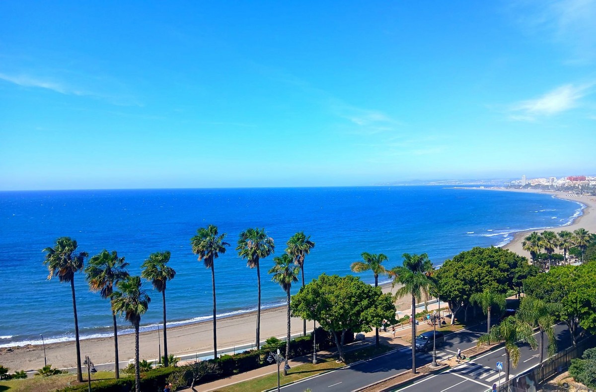 Middle Floor Apartment in Estepona — photo 1 of 32