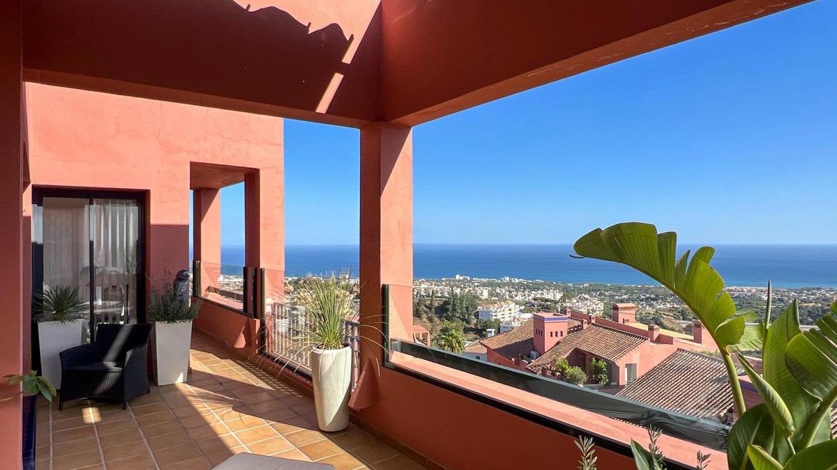 Middle Floor Apartment in Calahonda — photo 1 of 50