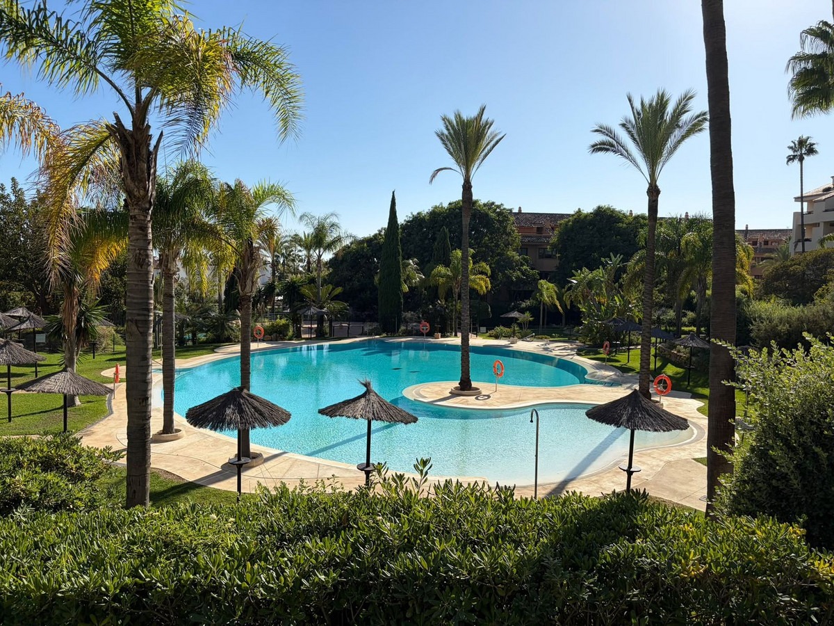 Middle Floor Apartment in Marbella — photo 1 of 42