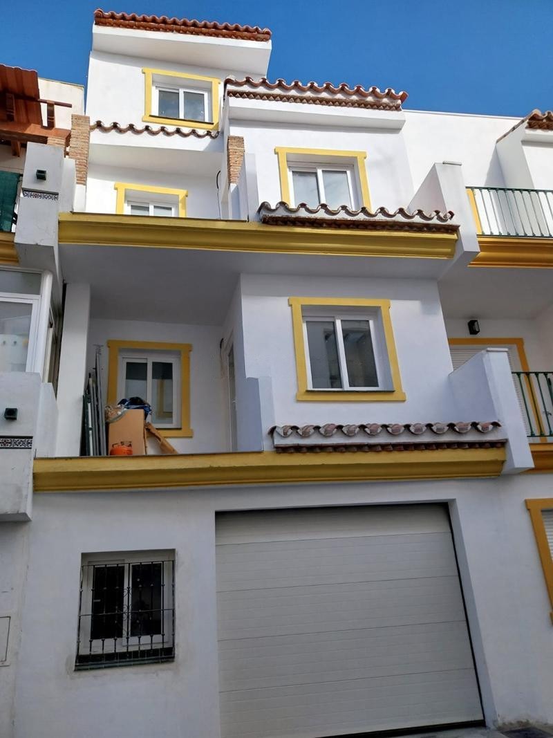 Townhouse in Estepona — photo 1 of 18