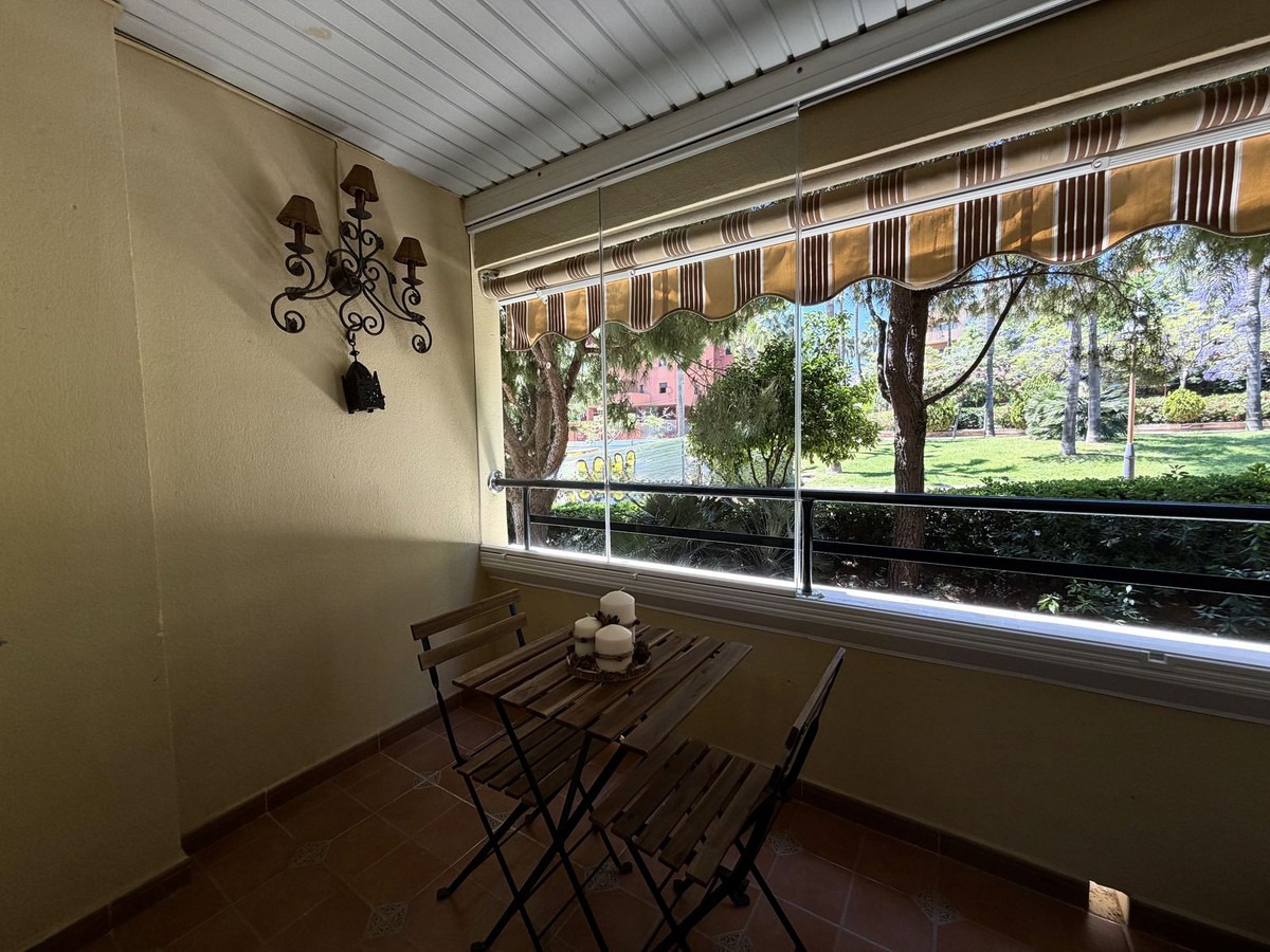 Middle Floor Apartment in Estepona — photo 1 of 18