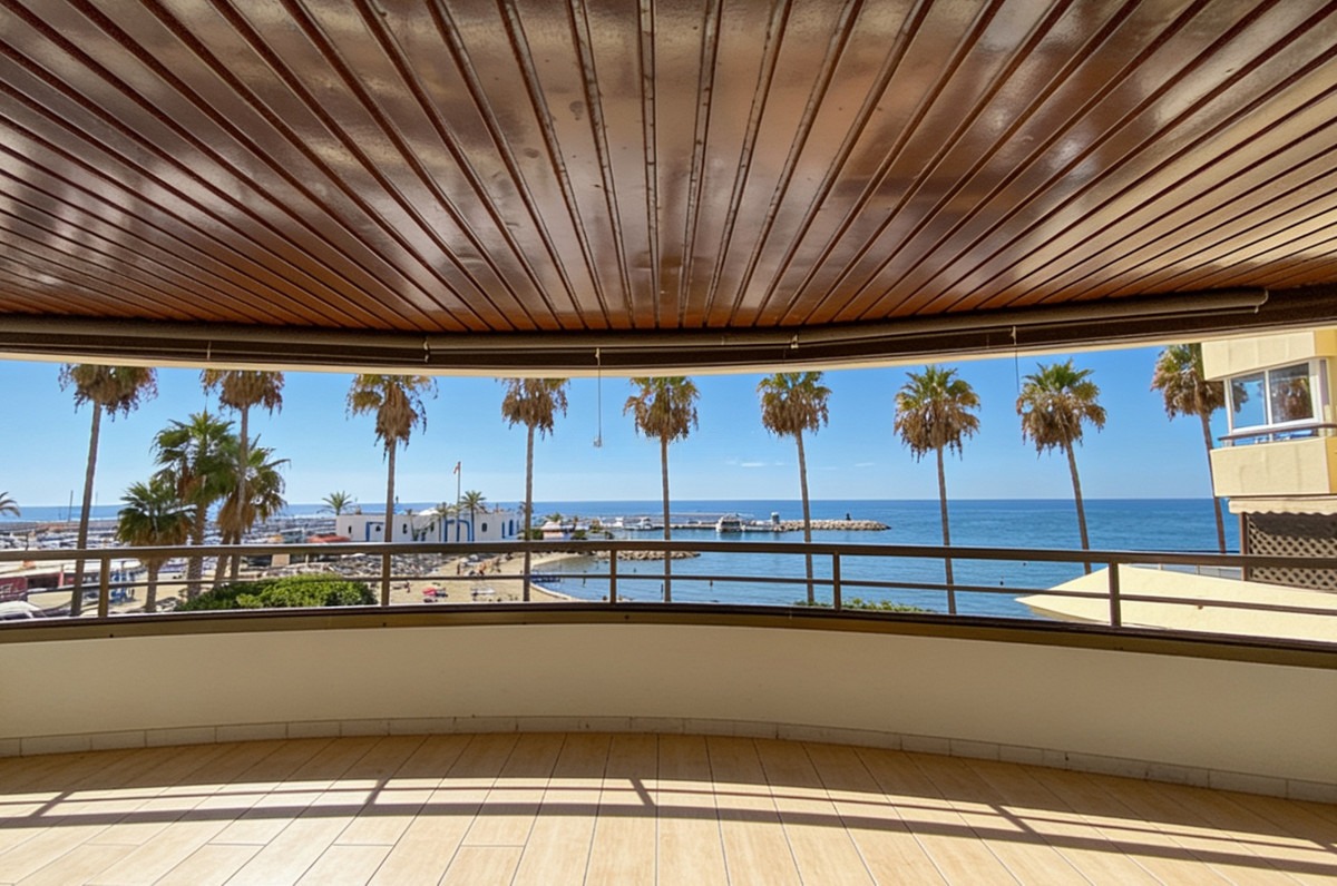 Middle Floor Apartment in Marbella — photo 1 of 20