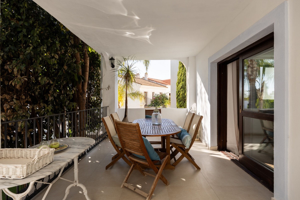 Detached Villa in Estepona — photo 1 of 32