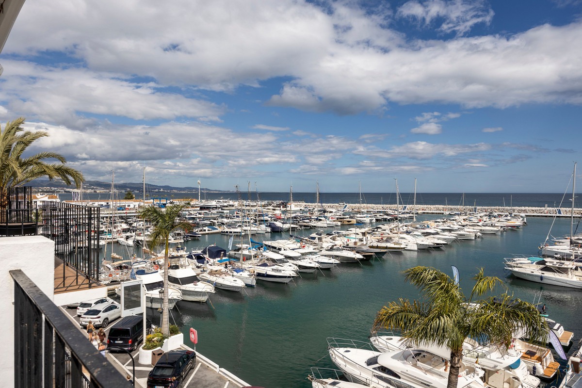 Penthouse in Puerto Banús — photo 1 of 35