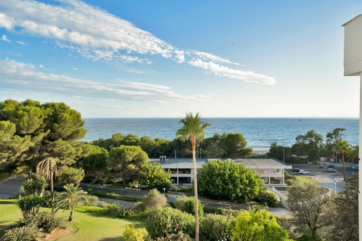 Middle Floor Apartment in Marbella — photo 1 of 46