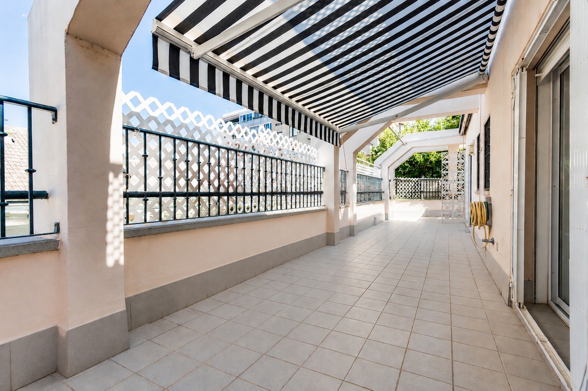 Middle Floor Apartment in Marbella — photo 1 of 31