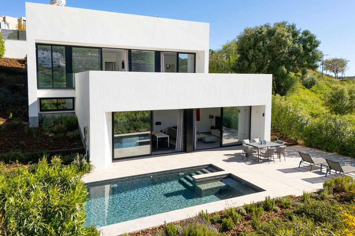 Detached Villa in Estepona — photo 1 of 36