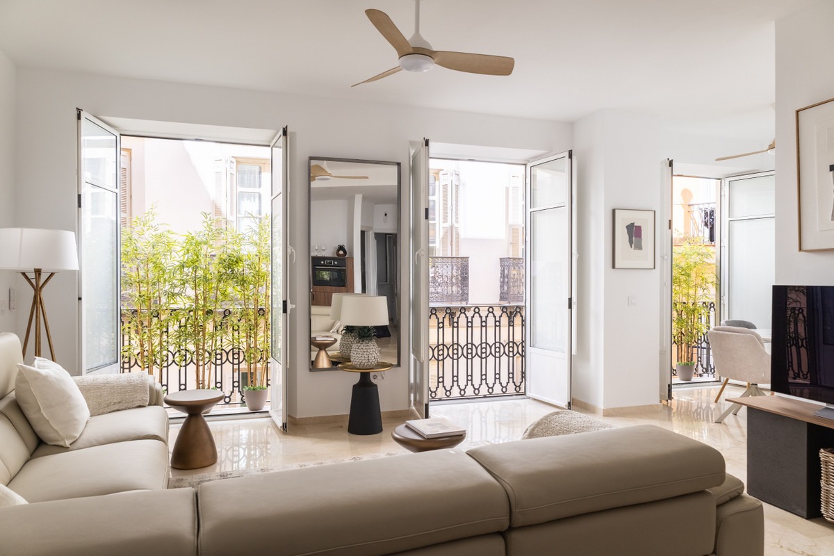 Middle Floor Apartment in Málaga — photo 1 of 26