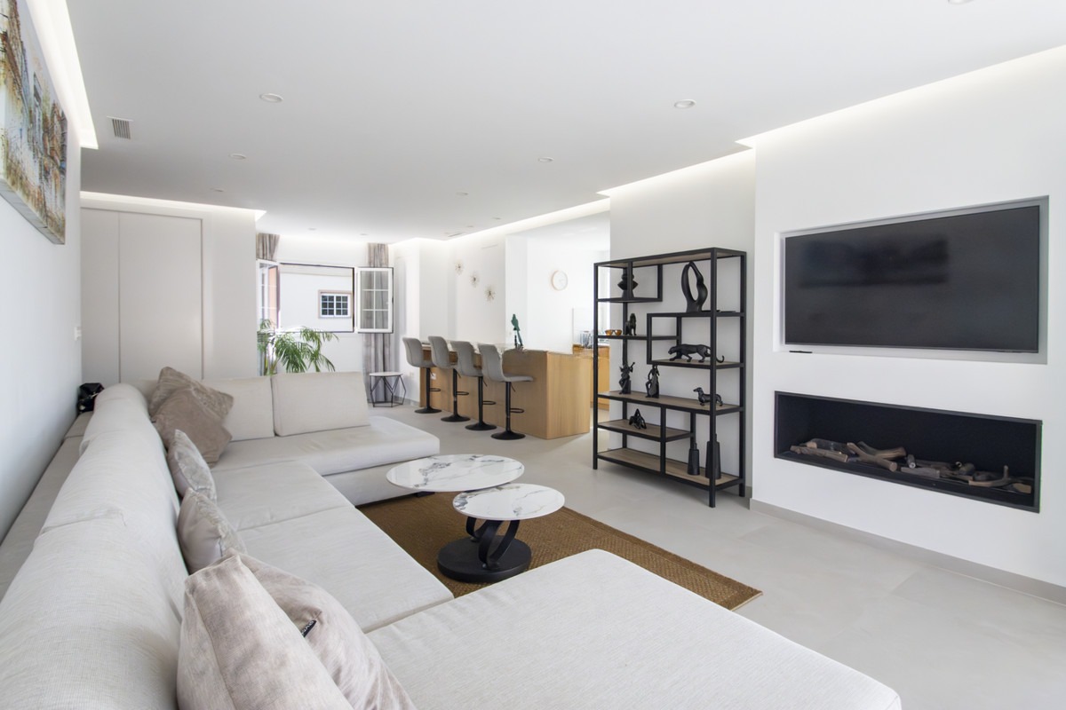 Middle Floor Apartment in Nueva Andalucía — photo 1 of 21