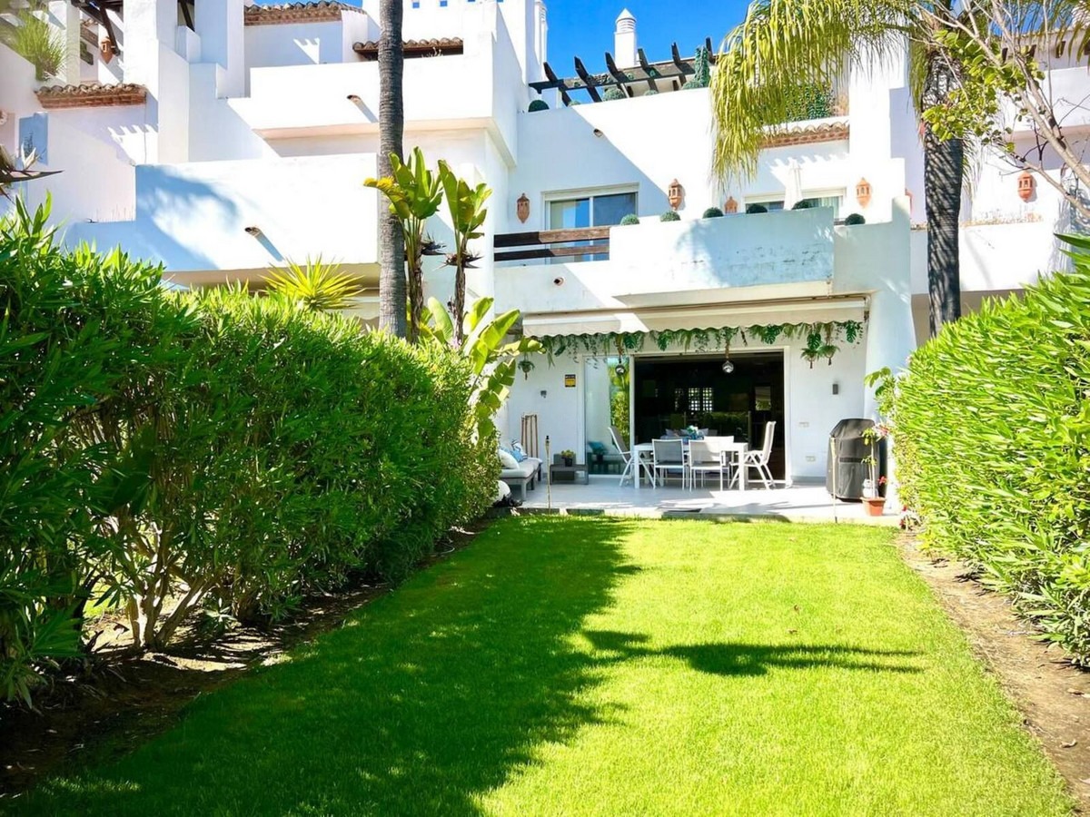 Townhouse in Estepona — photo 1 of 35