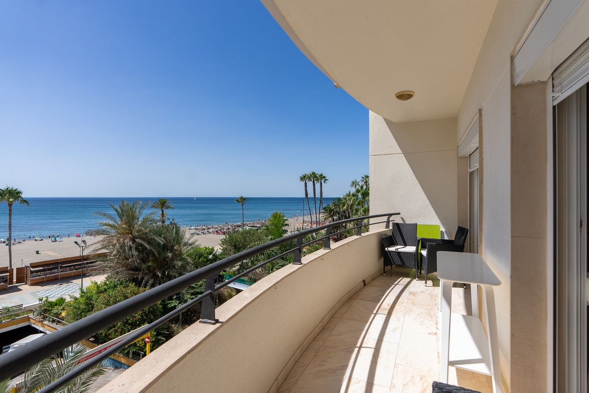 Middle Floor Apartment in Estepona — photo 1 of 24