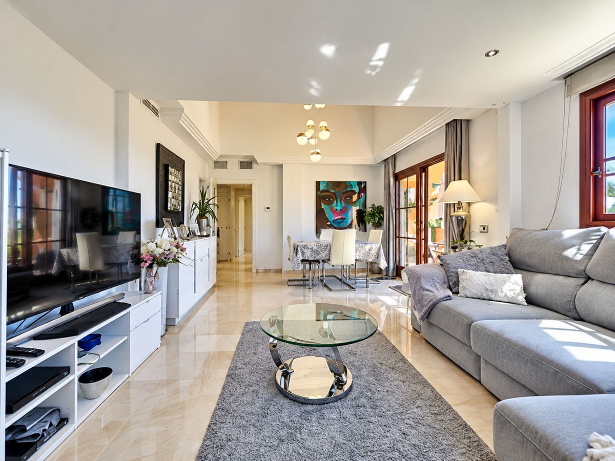Penthouse in Benahavís — photo 1 of 36