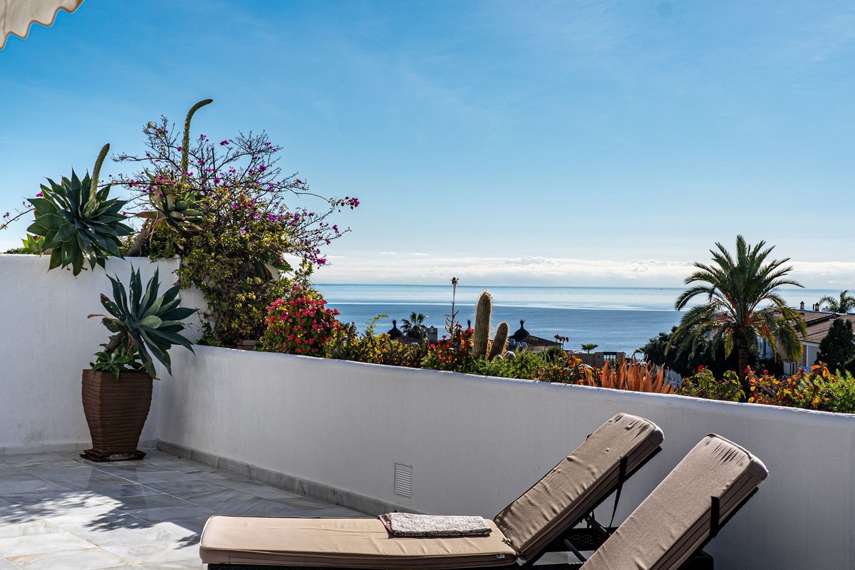 Middle Floor Apartment in Guadalmina Baja — photo 1 of 22