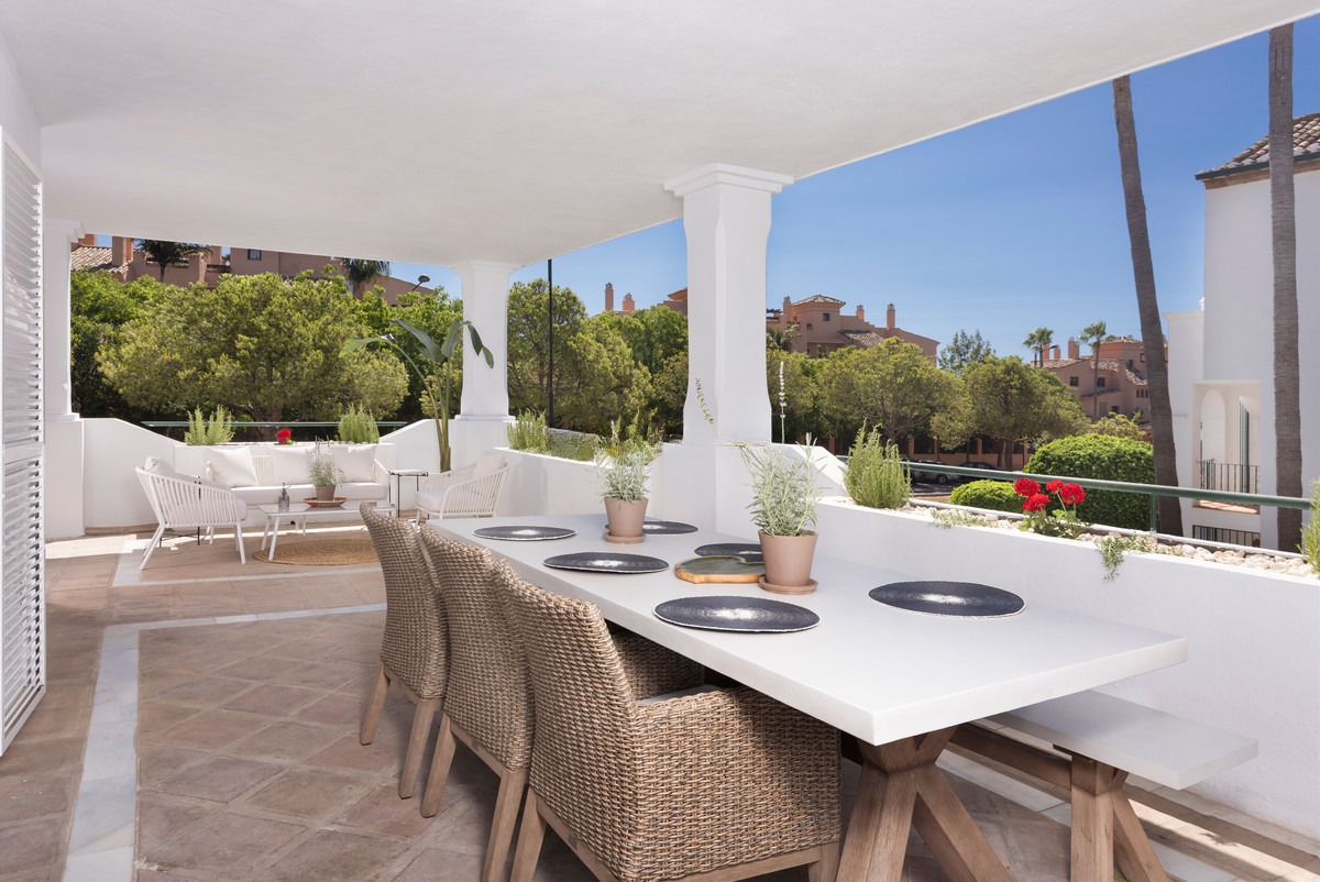 Middle Floor Apartment in Estepona — photo 1 of 25