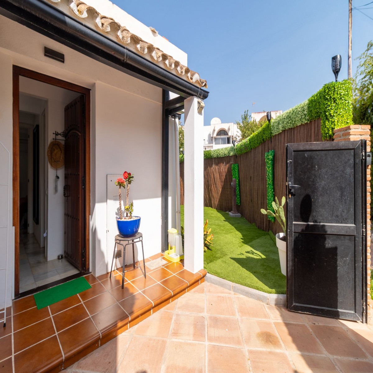 Semi-Detached House in Estepona — photo 1 of 26