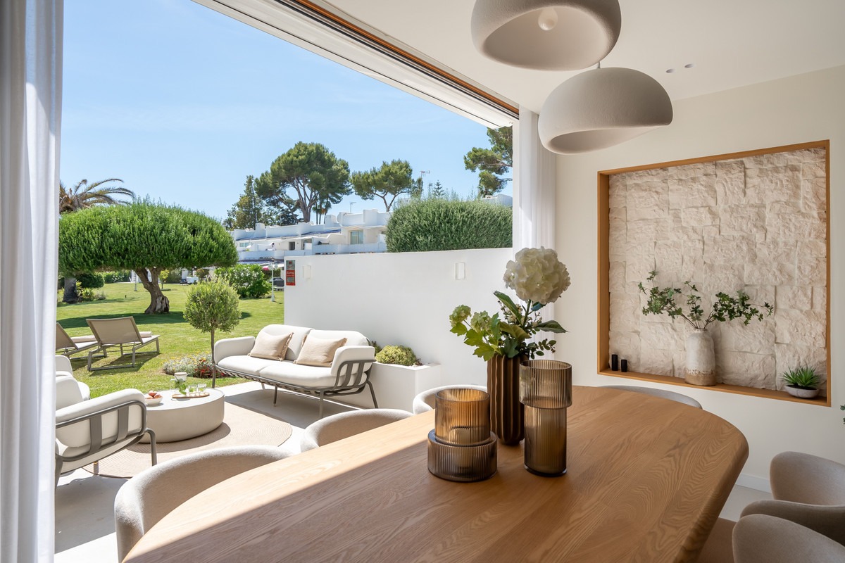 Townhouse in Nueva Andalucía — photo 1 of 39