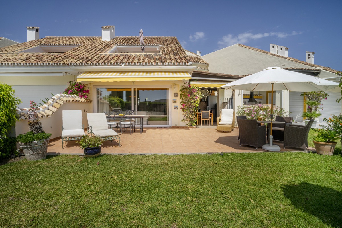 Townhouse in Nueva Andalucía — photo 1 of 30