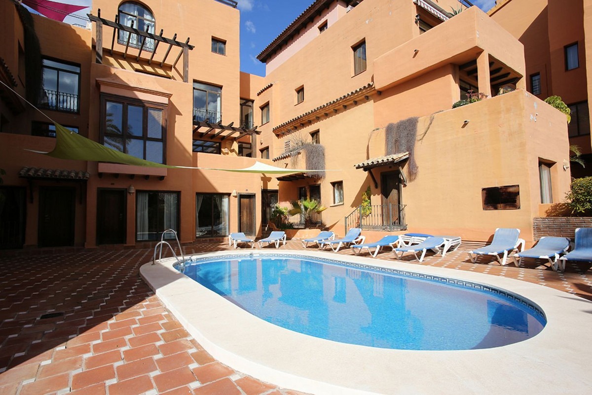 Middle Floor Apartment in Estepona — photo 1 of 32