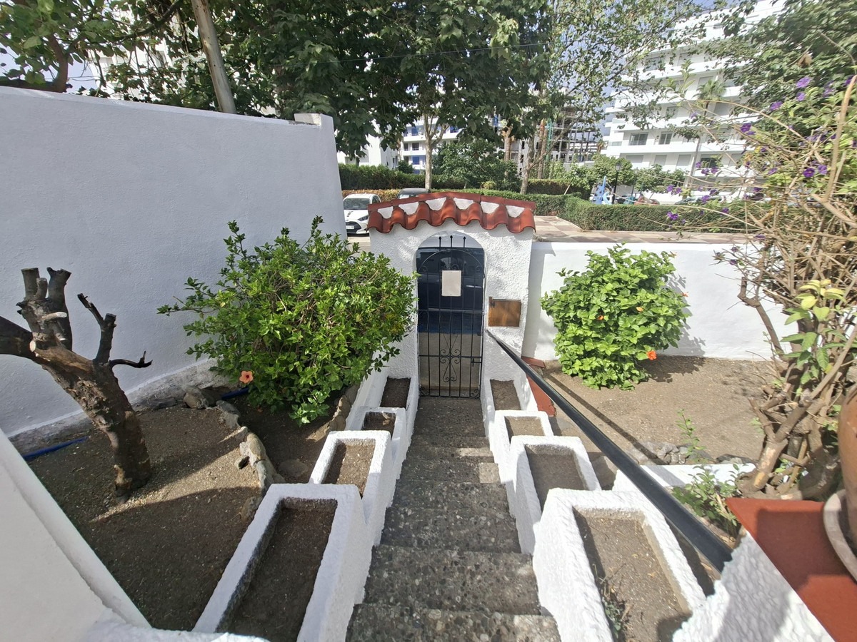 Detached Villa in La Campana — photo 1 of 30