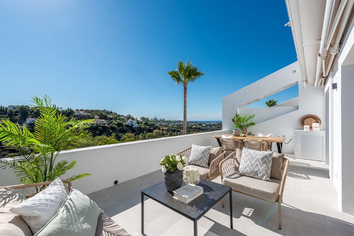 Middle Floor Apartment in La Quinta — photo 1 of 18