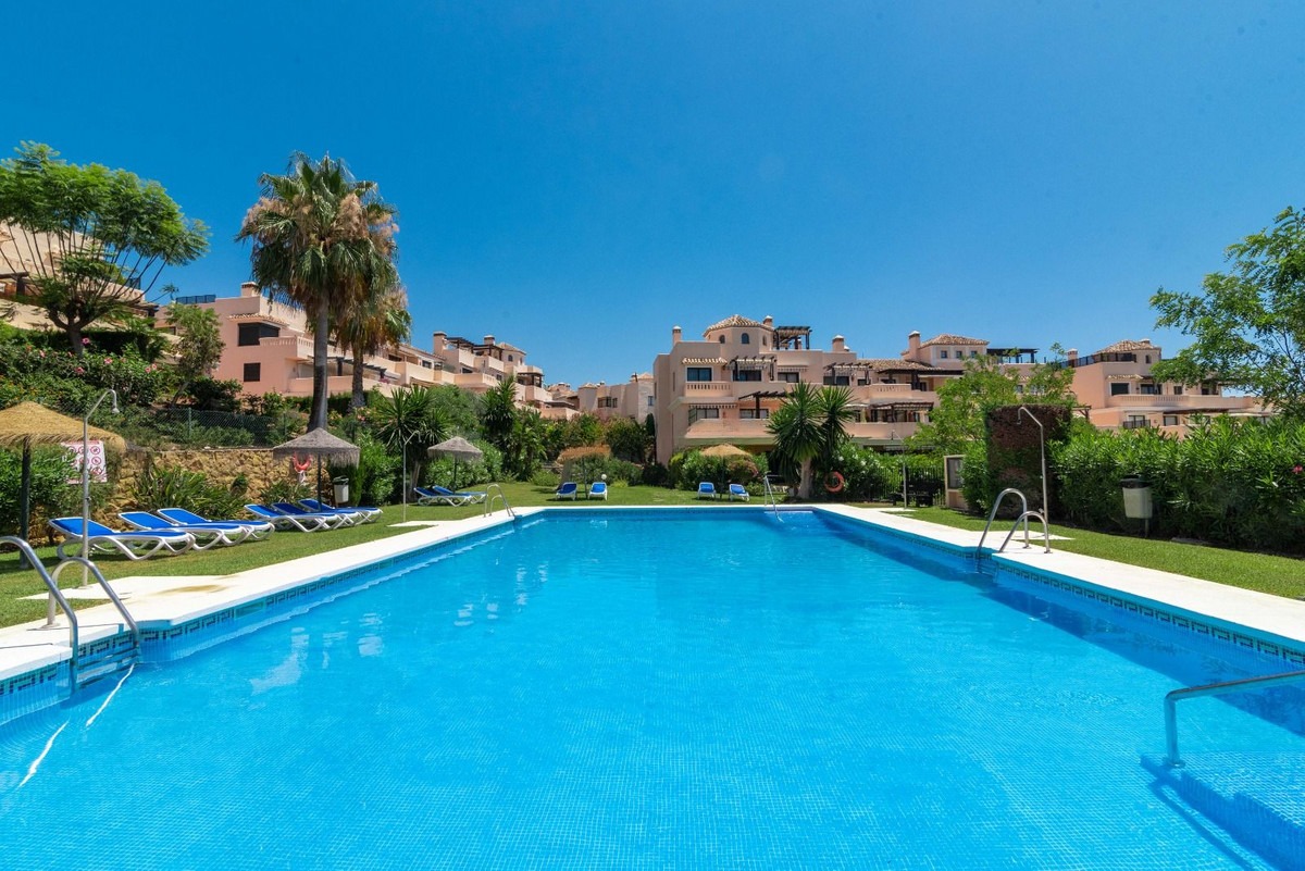Middle Floor Apartment in Elviria — photo 1 of 45