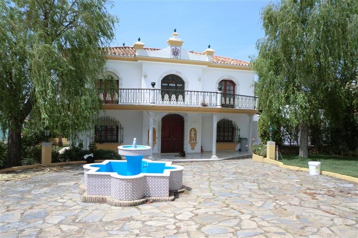 Detached Villa in Estepona — photo 1 of 42
