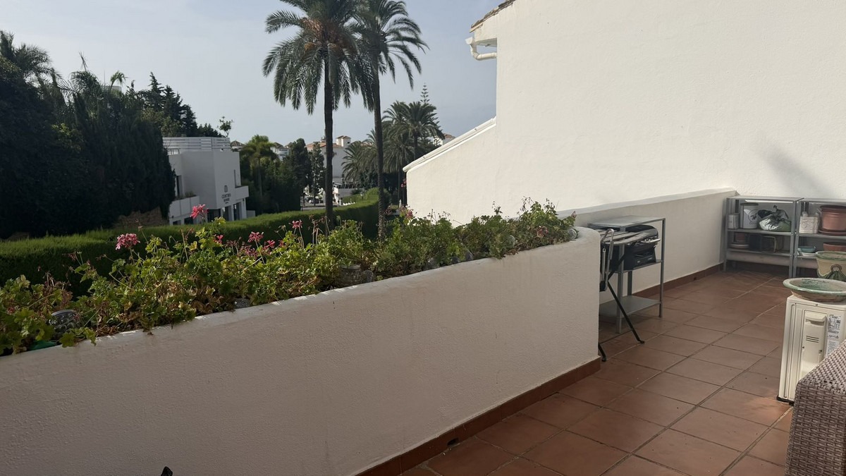 Middle Floor Apartment in Nueva Andalucía — photo 1 of 36