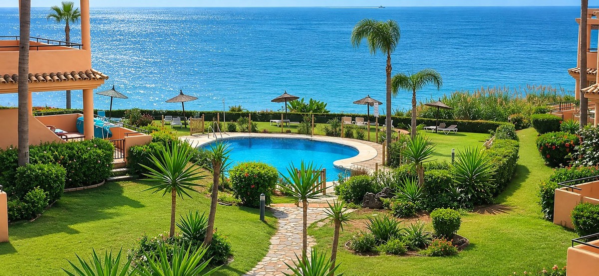Middle Floor Apartment in Estepona — photo 1 of 36