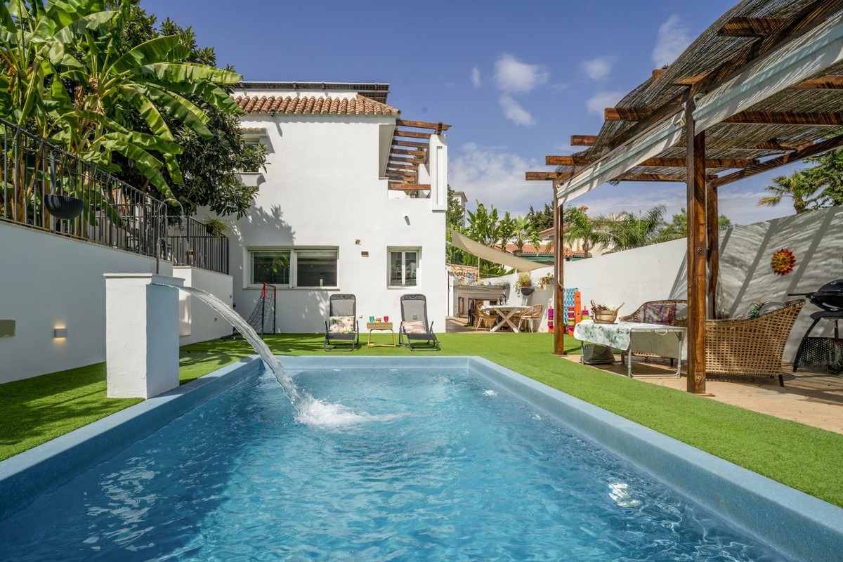 Detached Villa in La Campana — photo 1 of 21