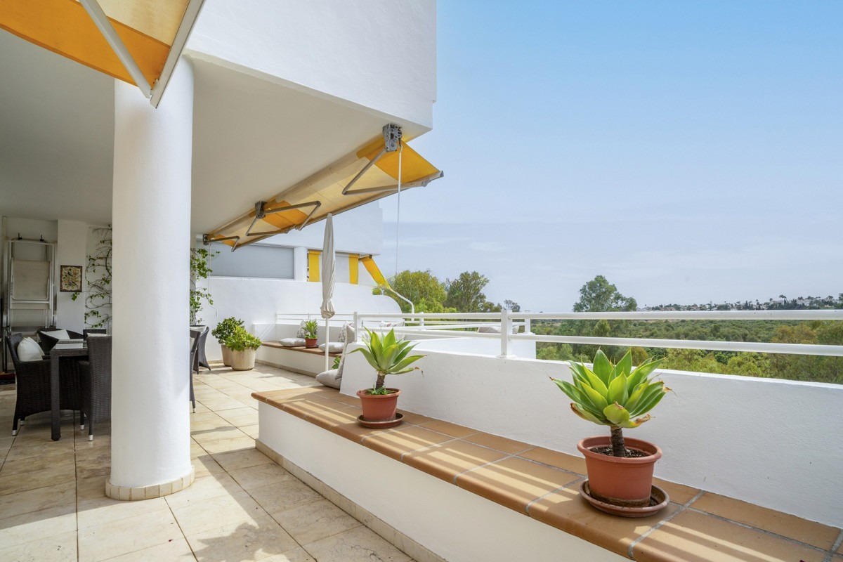 Middle Floor Apartment in Guadalmina Alta — photo 1 of 21