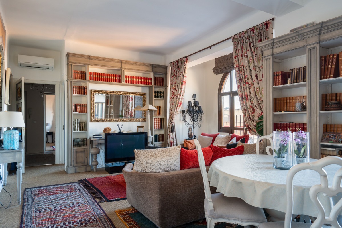 Middle Floor Apartment in Málaga — photo 1 of 29