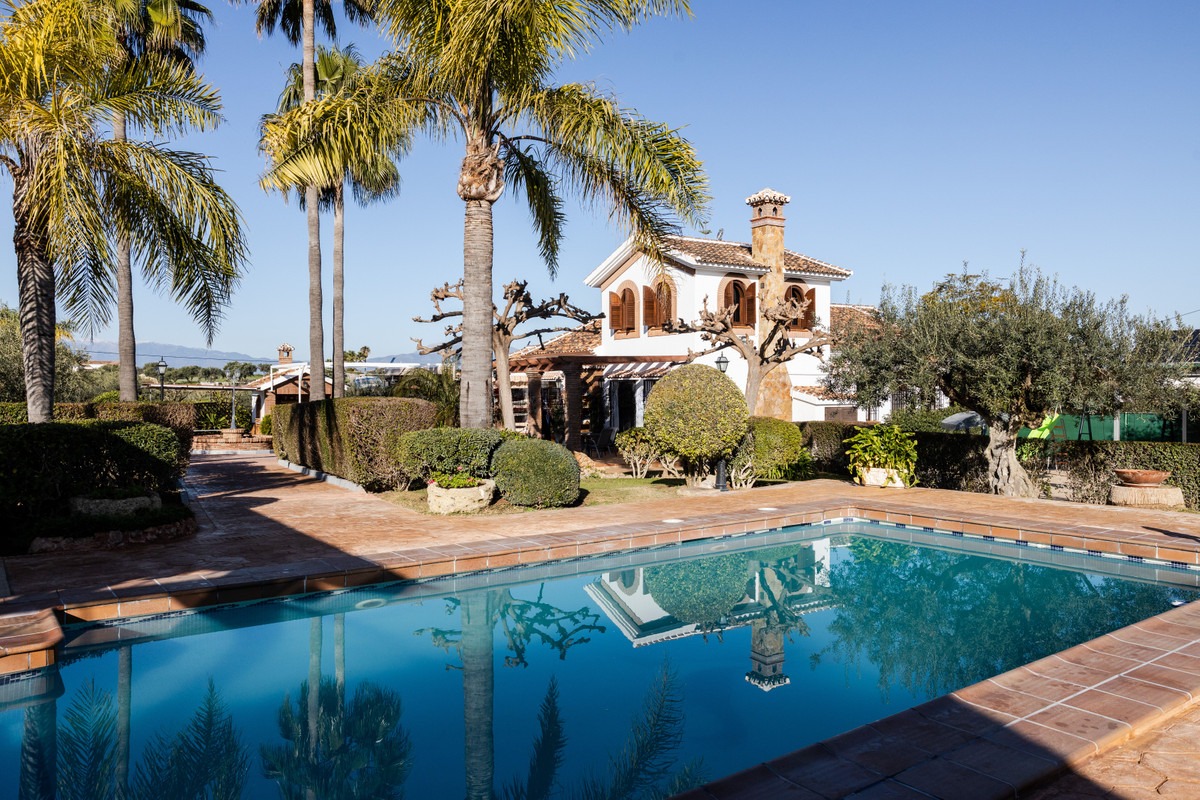 Townhouse in Alhaurín el Grande — photo 1 of 45
