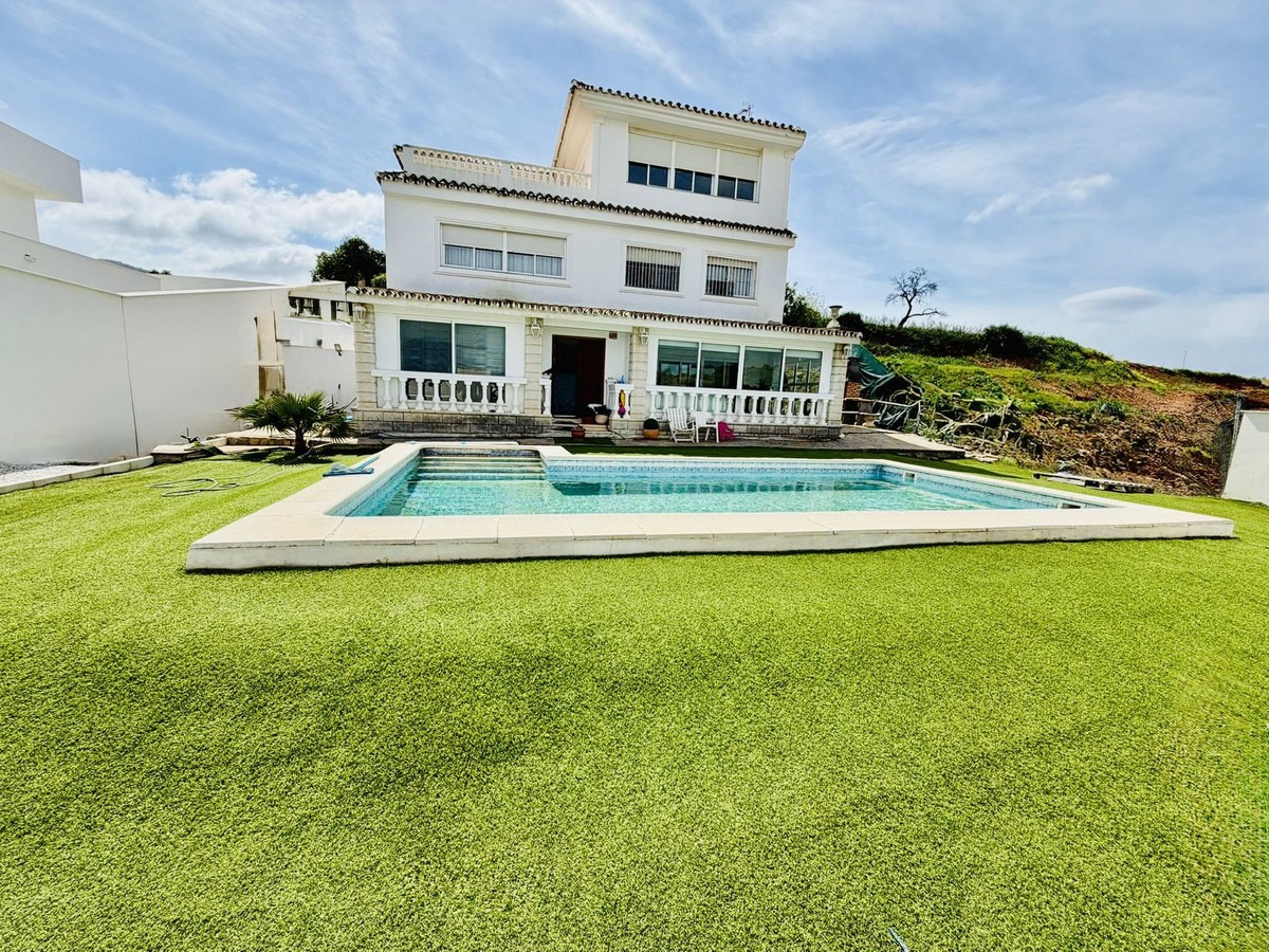 Detached Villa in Alhaurín de la Torre — photo 1 of 41