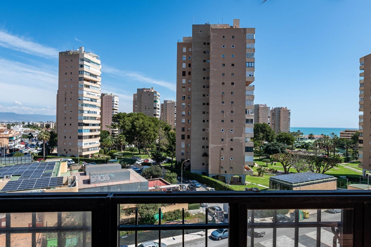 Middle Floor Apartment in Torremolinos — photo 1 of 41