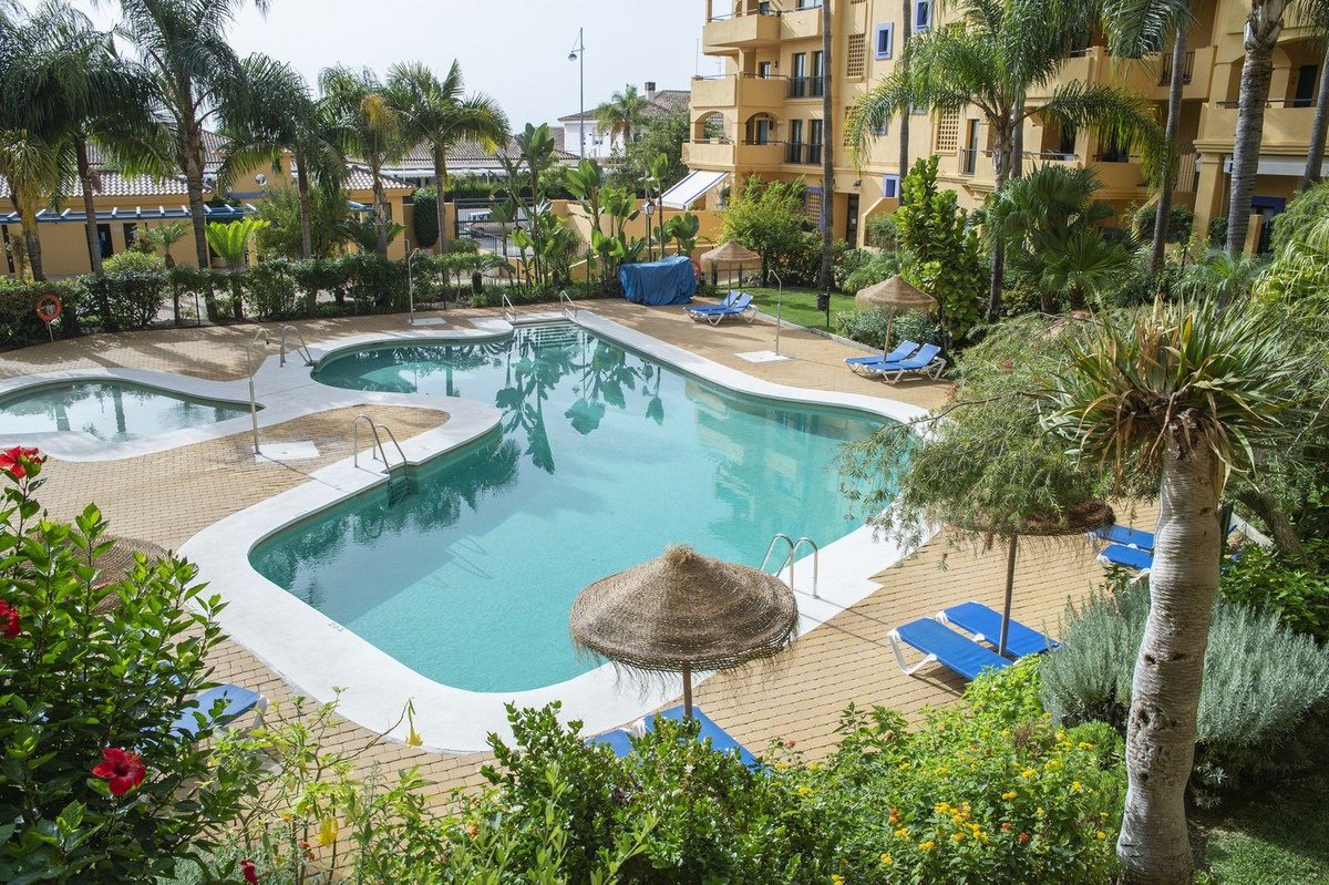 Middle Floor Apartment in Marbella — photo 1 of 22