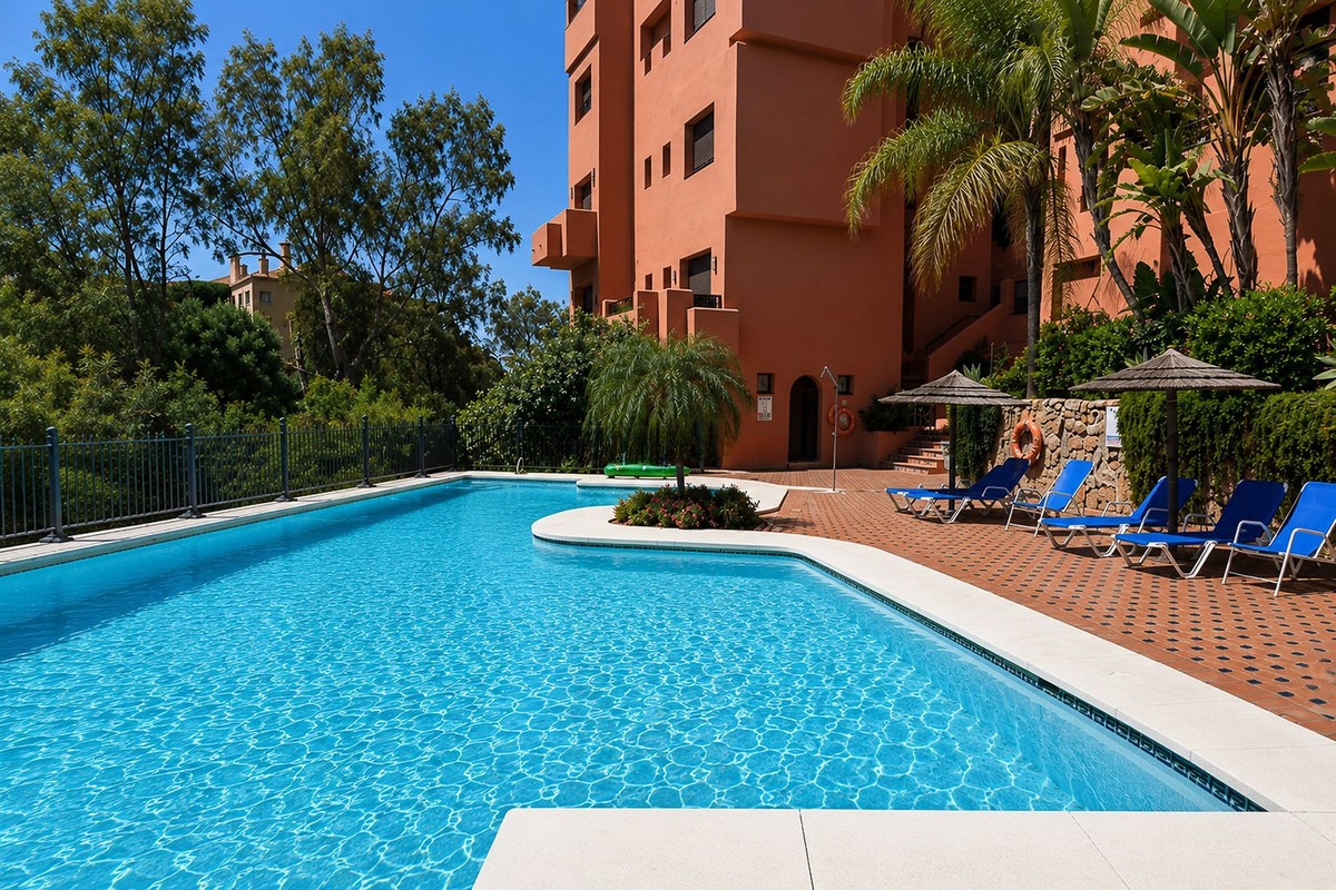 Middle Floor Apartment in Benahavís — photo 1 of 35