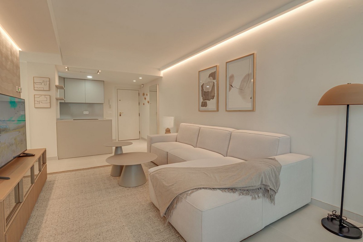 Middle Floor Apartment in Marbella — photo 1 of 28