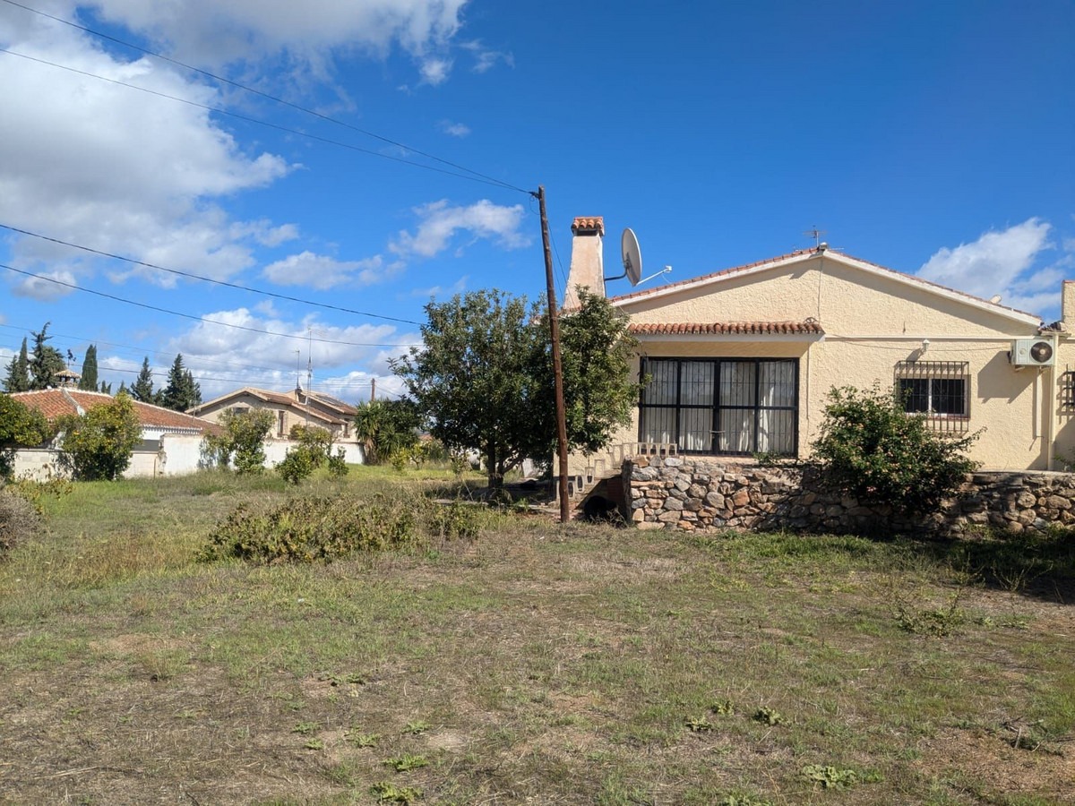 Detached Villa in Alhaurín el Grande — photo 1 of 21