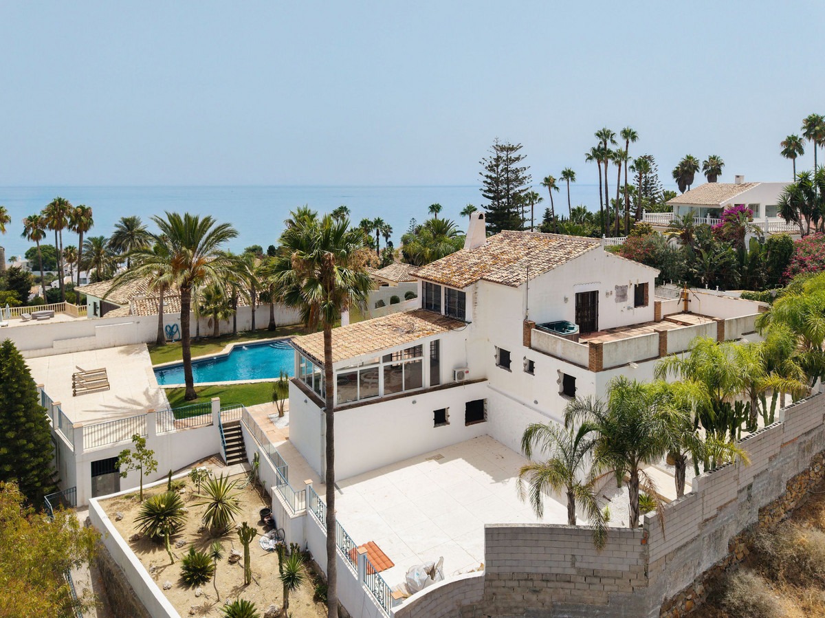 Detached Villa in Estepona — photo 1 of 21