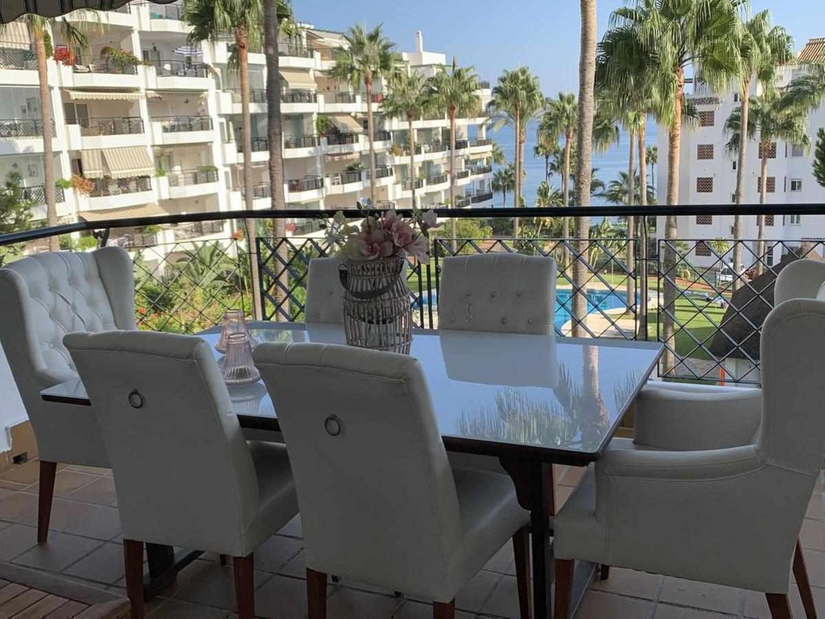 Middle Floor Apartment in Calahonda — photo 1 of 25