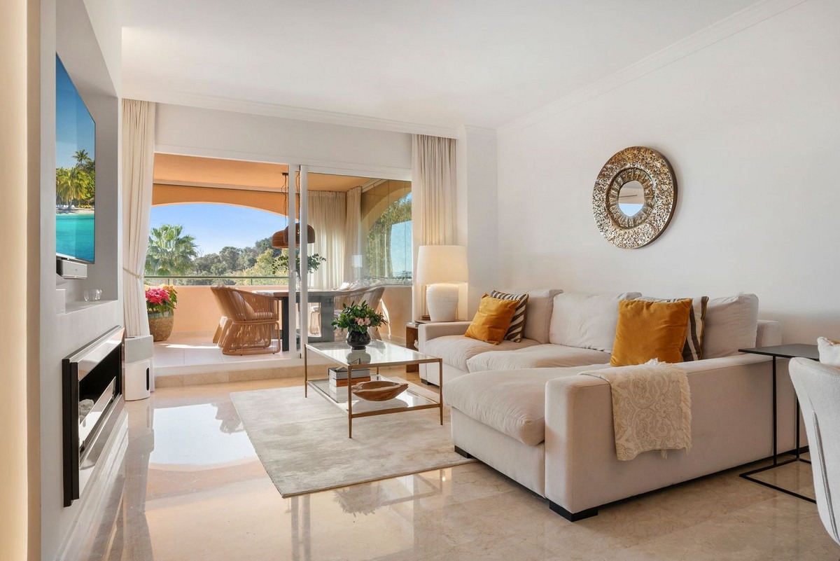 Middle Floor Apartment in Elviria — photo 1 of 32