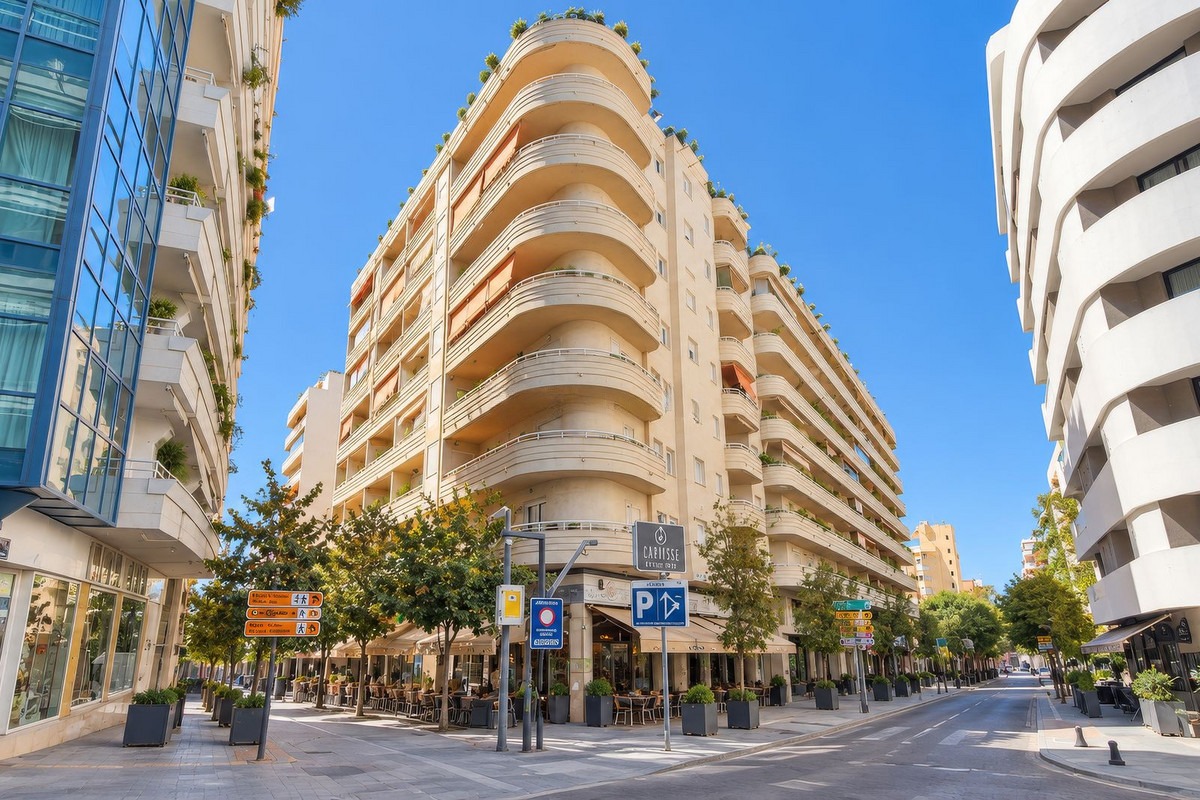 Middle Floor Apartment in Marbella — photo 1 of 25